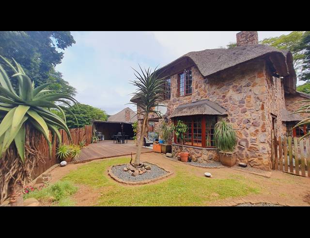 3 BEDROOM TOWNHOUSE FOR SALE IN HILLCREST CENTRAL